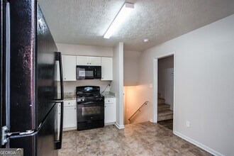 537 Plainville Dr SW in Atlanta, GA - Building Photo - Building Photo