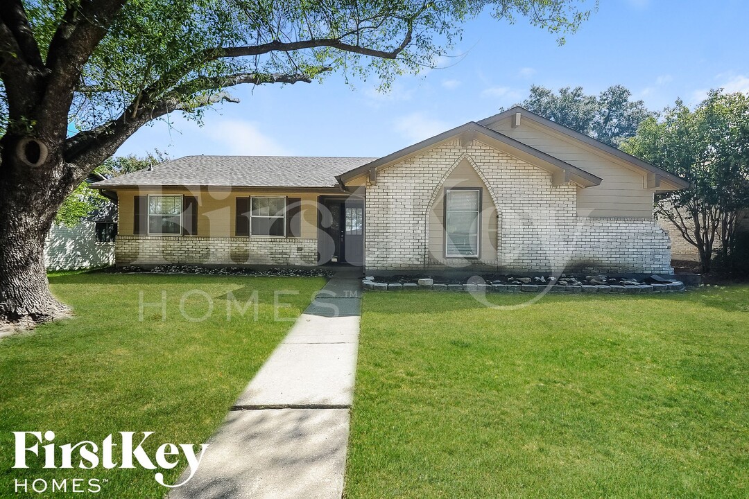 1626 Glenhill Ln in Lewisville, TX - Foto de edificio