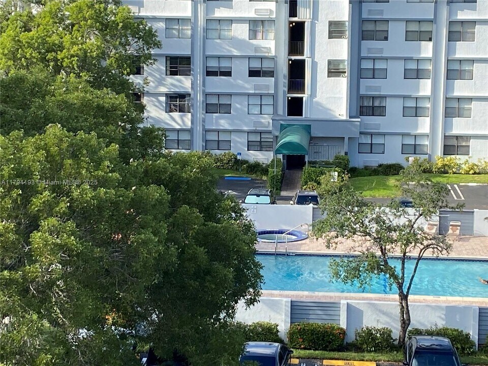 2501 Riverside Dr in Coral Springs, FL - Building Photo