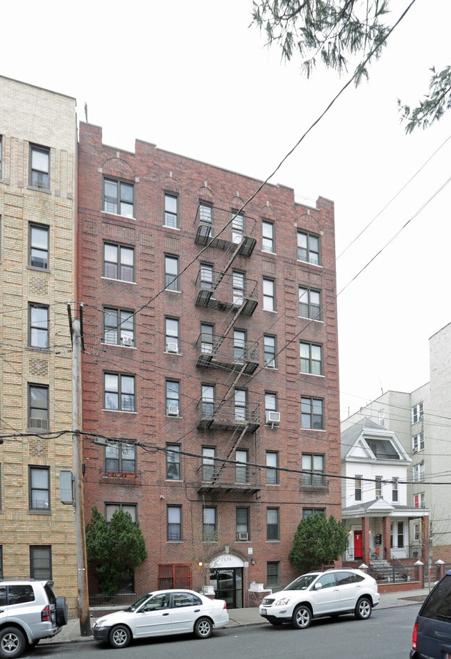 2974 Valentine Ave in Bronx, NY - Foto de edificio - Building Photo