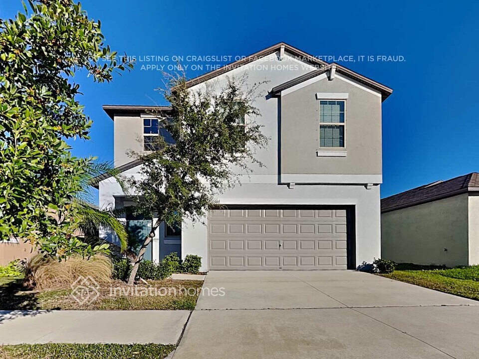 15614 Greenleaf Bay St in Sun City Center, FL - Building Photo