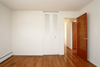 Manor House Apartments in Bloomfield, CT - Building Photo - Interior Photo