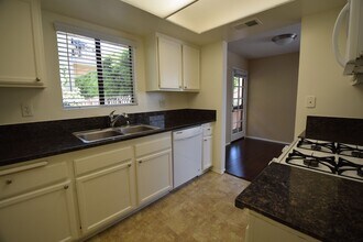 12352 Burbank Blvd, Unit 108 in Los Angeles, CA - Foto de edificio - Building Photo