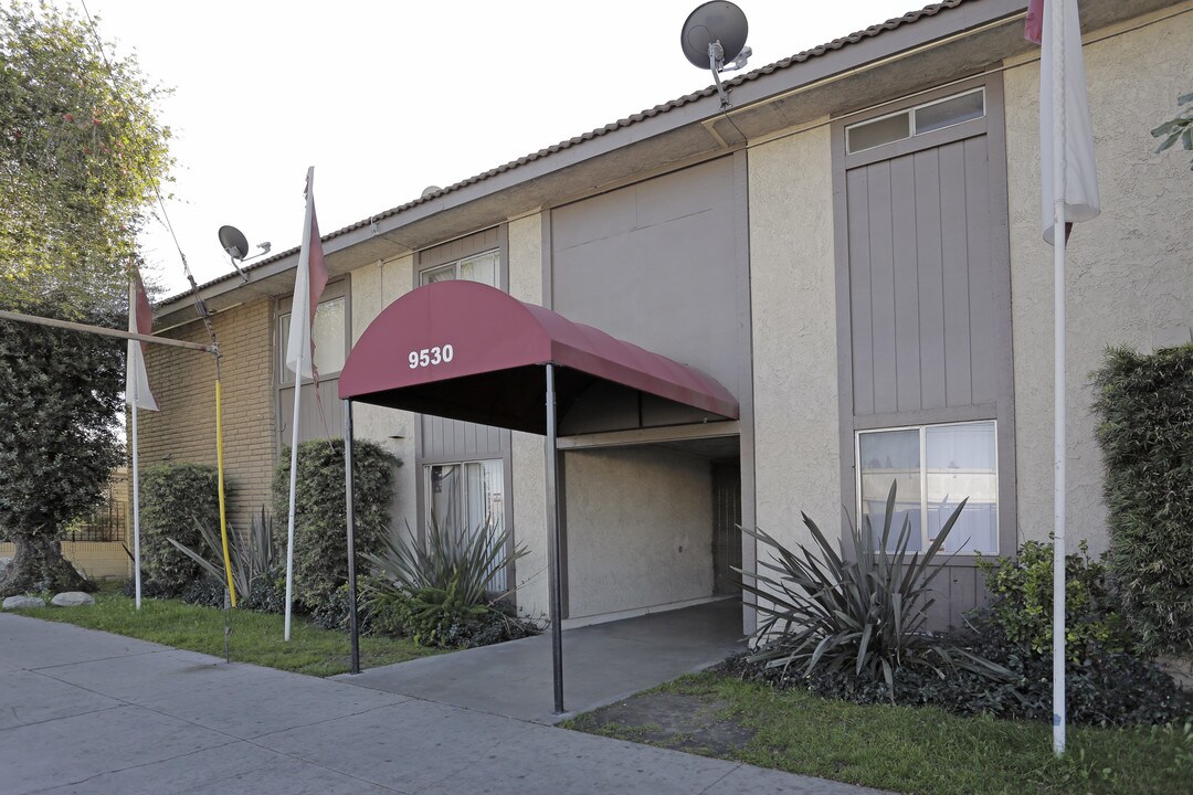 Artesia Court in Bellflower, CA - Foto de edificio