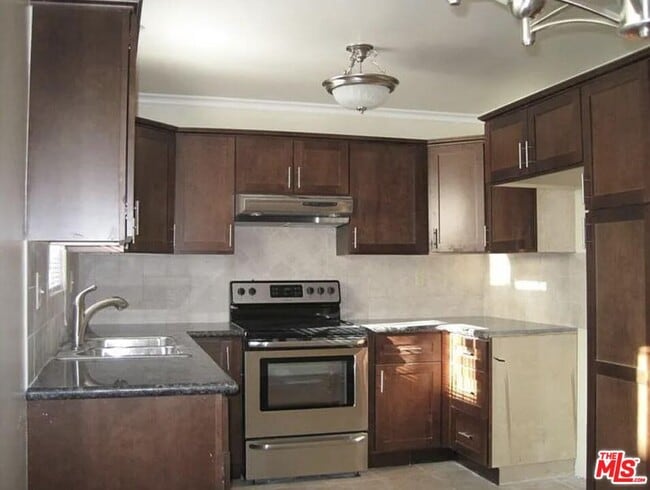 567 S Wilton Pl in Los Angeles, CA - Building Photo - Building Photo