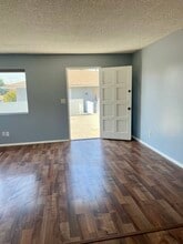 28167 Robin Ave in Santa Clarita, CA - Foto de edificio - Building Photo