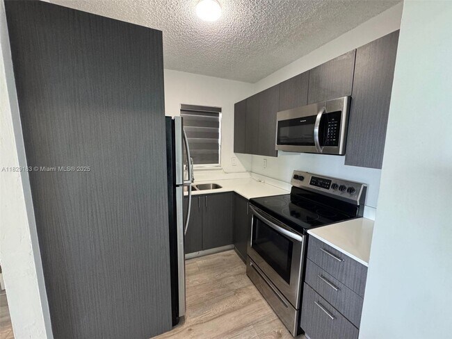 816 NW 87th Ave in Miami, FL - Building Photo - Building Photo