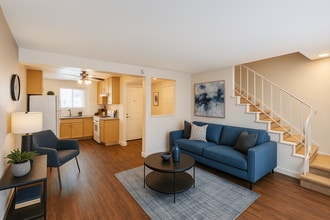 Washington Townhomes in San Lorenzo, CA - Foto de edificio - Building Photo