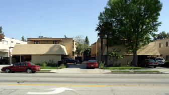 5912-5916 Woodman Ave in Van Nuys, CA - Building Photo