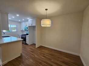561 E Orange Grove Ave, Unit D in Burbank, CA - Building Photo - Building Photo