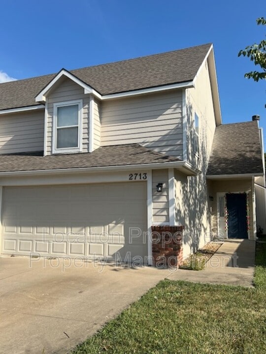 2713 Grand Cir in Lawrence, KS - Building Photo