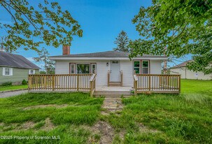 664 Laurel Dr in Tobyhanna, PA - Building Photo