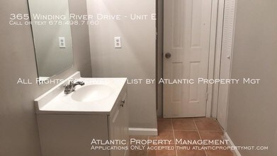 365 Winding River Dr in Atlanta, GA - Building Photo - Building Photo