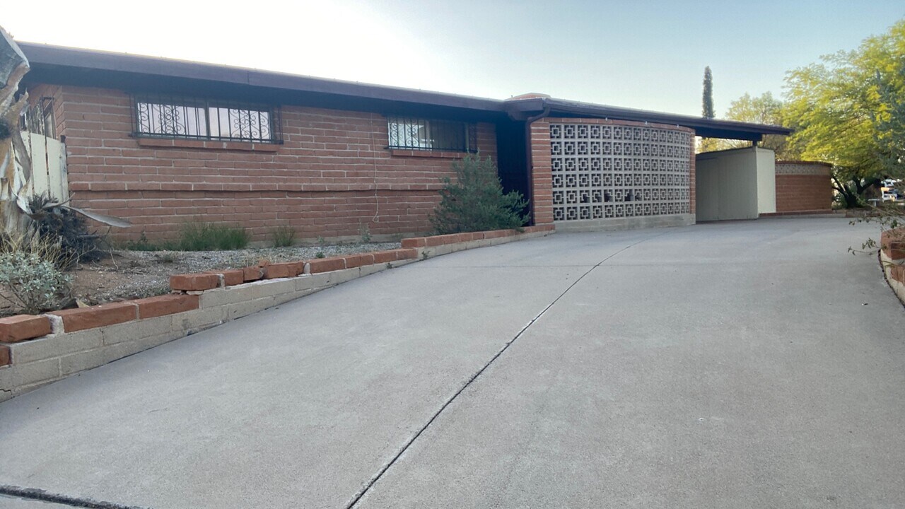 7021 E Kirkland Dr in Tucson, AZ - Building Photo