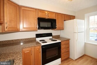 8032 Grandview Ct in Springfield, VA - Building Photo - Building Photo