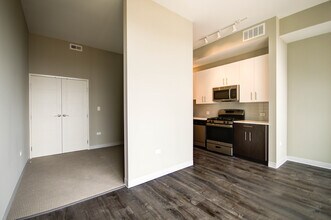 840 W Grand Ave, Unit 302 in Chicago, IL - Building Photo - Building Photo