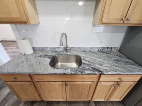 37 Watson St, Unit 2nd Floor in Central Falls, RI - Foto de edificio - Building Photo