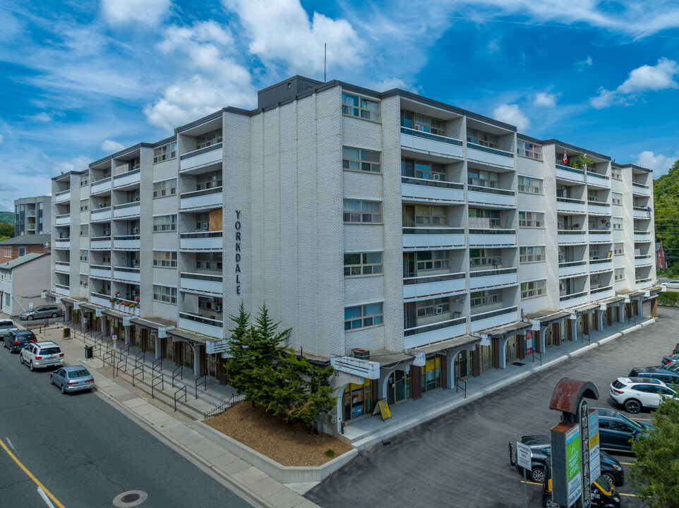 Yorkdale Suites in Hamilton, ON - Building Photo