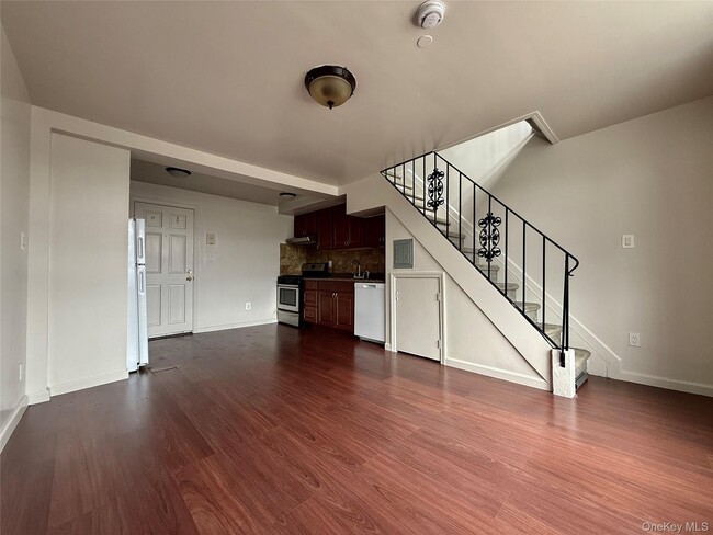 8 Audrey Ave in Oyster Bay, NY - Building Photo - Building Photo