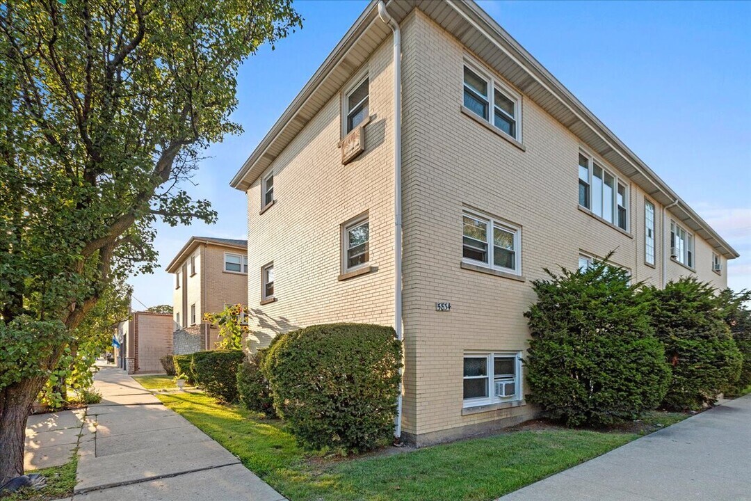 5834 W Montrose Ave in Chicago, IL - Building Photo