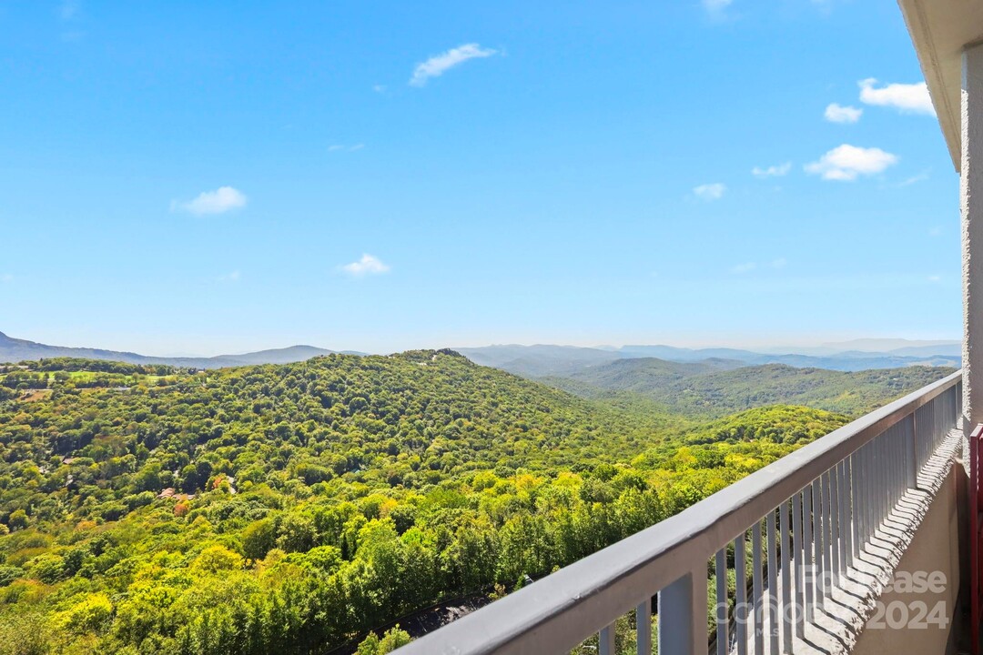 303 Sugar Top Dr in Sugar Mountain, NC - Building Photo