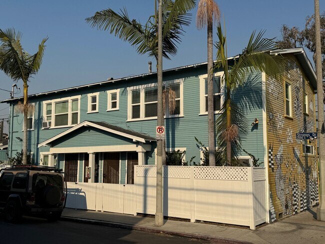 2008-2012 S. Strongs Dr in Los Angeles, CA - Foto de edificio - Building Photo