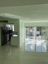 9300 W Flagler St, Unit 229 in Miami, FL - Foto de edificio - Building Photo