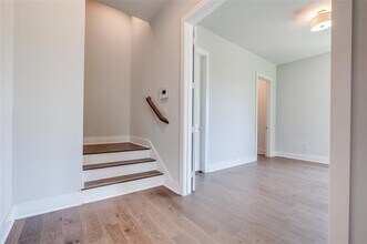 381 E Greenbriar Ln in Dallas, TX - Building Photo - Building Photo