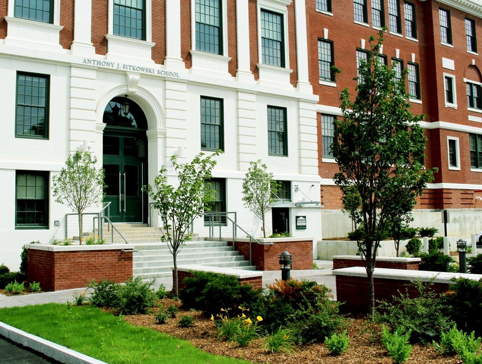 Sitkowski School Apartments in Webster, MA - Foto de edificio