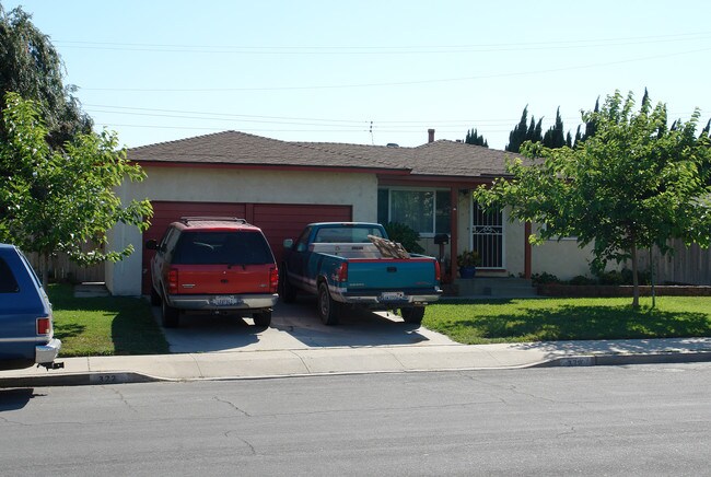 320-322 Dartmouth Rd in Santa Paula, CA - Foto de edificio - Building Photo