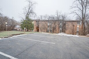 5801 Oakwood Dr in Lisle, IL - Building Photo