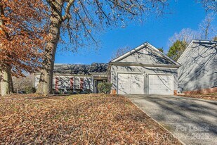 7201 Canyon Dr in Charlotte, NC - Building Photo