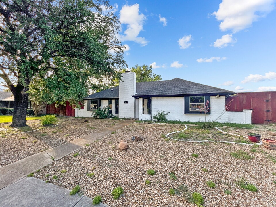 1927 Vista Oaks Dr in Carrollton, TX - Building Photo