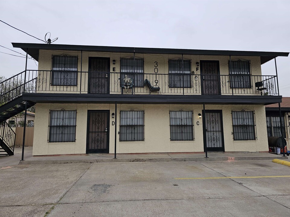 3019 Corpus Christi St in Laredo, TX - Building Photo