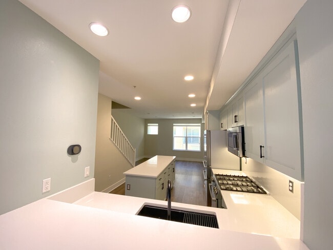 310 City Center Dr in Rohnert Park, CA - Building Photo - Building Photo