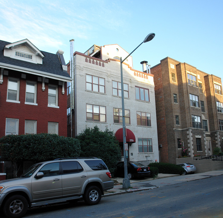 2526 17th St NW in Washington, DC - Foto de edificio