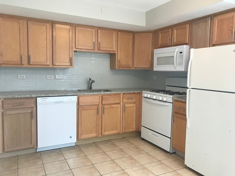 6756 Sauganash N Ave, Unit GN in Chicago, IL - Foto de edificio