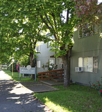 Autumn Oaks Apartments in Gladstone, OR - Building Photo - Building Photo