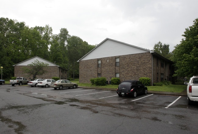 Dickson Village Apartments in Dickson, TN - Building Photo - Building Photo