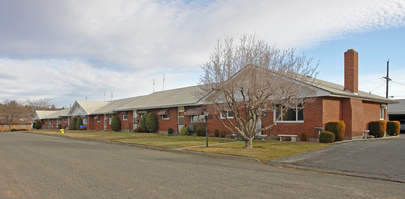 229-243 N 38th Ave in Yakima, WA - Building Photo