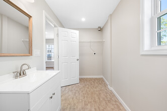 386 Main St, Unit 1 in Clinton, MA - Foto de edificio - Building Photo