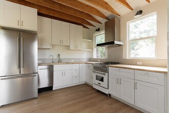 2841 Los Feliz Dr in Thousand Oaks, CA - Foto de edificio - Building Photo