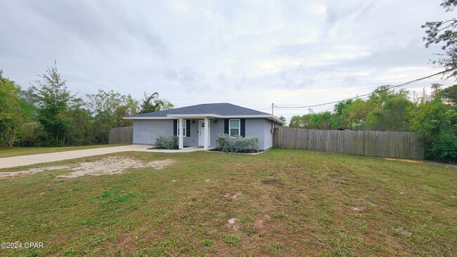 903 W 19th St in Lynn Haven, FL - Foto de edificio - Building Photo