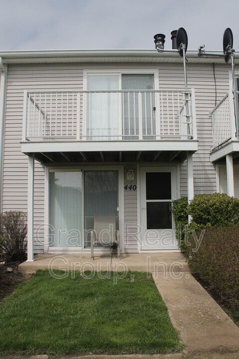 440 Meadow Green Ln in Round Lake Beach, IL - Building Photo