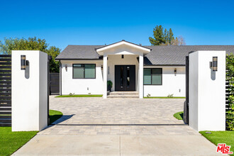 23249 Calvert St in Los Angeles, CA - Building Photo - Building Photo
