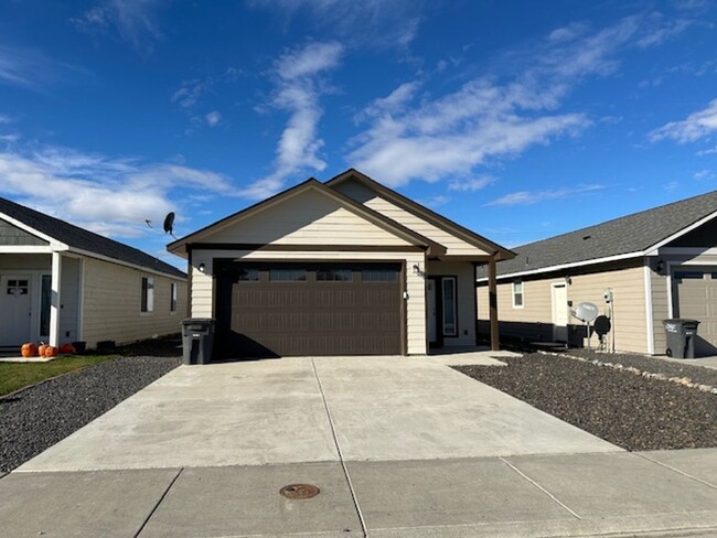 4058 Quinn Dr NE in Moses Lake, WA - Foto de edificio - Building Photo