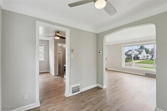 20107 Libby Rd in Maple Heights, OH - Foto de edificio - Building Photo