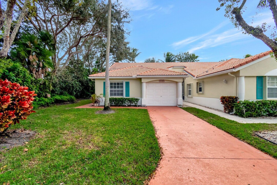 6038 Lake Hibiscus Dr in Delray Beach, FL - Building Photo