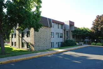 Stanley Court Apartments in Bloomington, MN - Foto de edificio - Building Photo