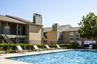 Coronado North Apartments in Denton, TX - Foto de edificio - Building Photo